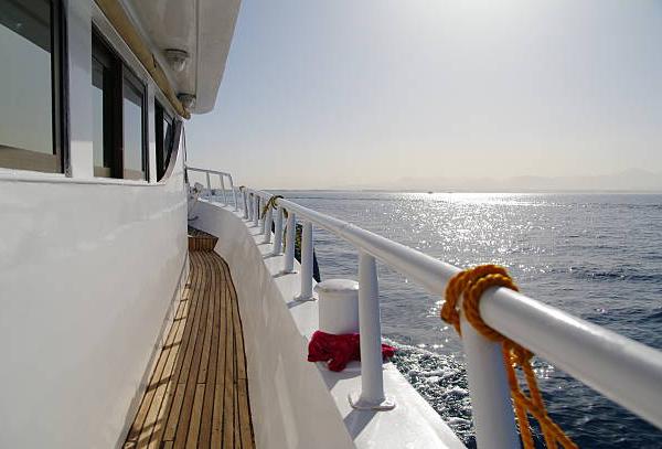 How to Choose the Best Boat Window Cleaner for Crystal Clear Marine Visibility
